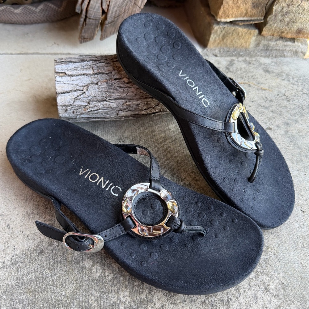 Vionic Black Ricci Thong Sandals with embellishments Sz-7.   ‎  LocW